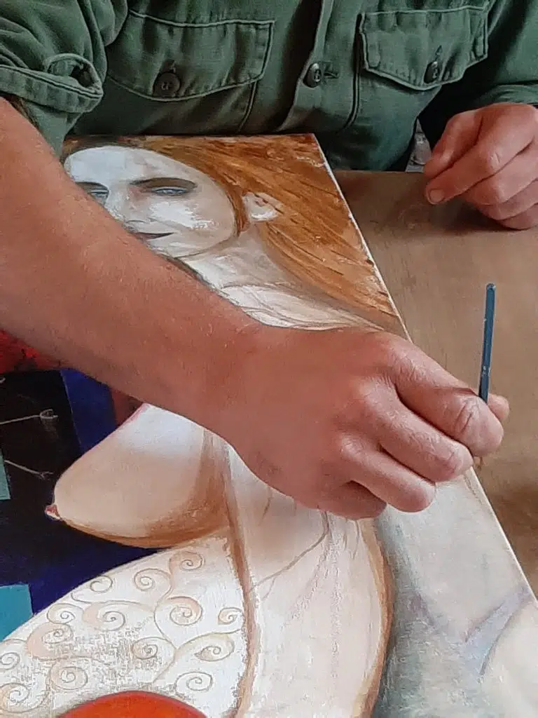 Participant durant un atelier de peinture